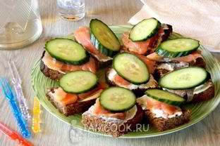 Бутерброды с красной рыбой и огурцом