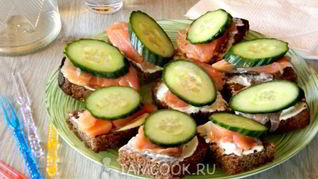 Бутерброды с красной рыбой и огурцом