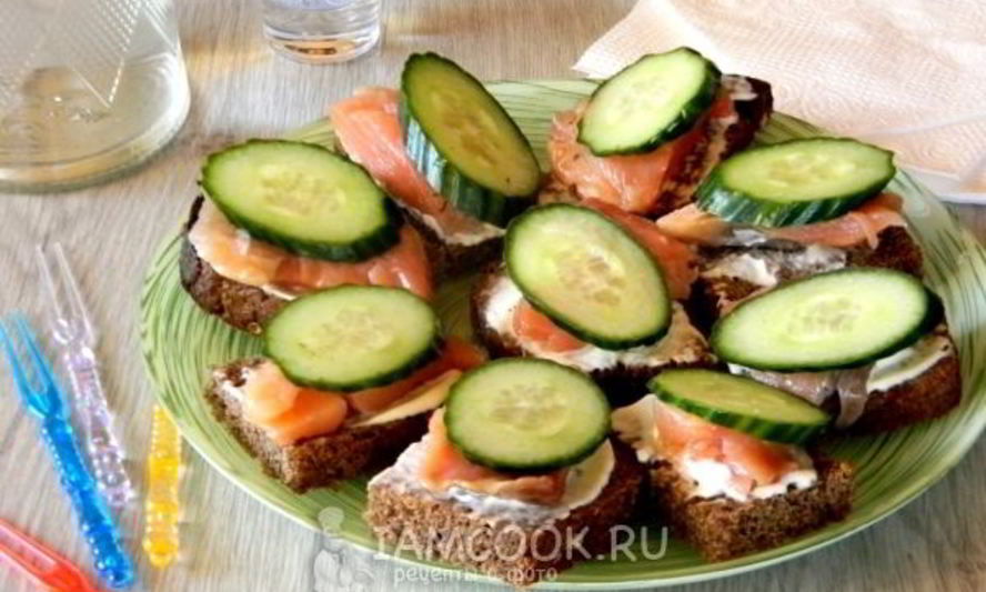 Рецепт бутерброды с красной рыбой и огурцом
