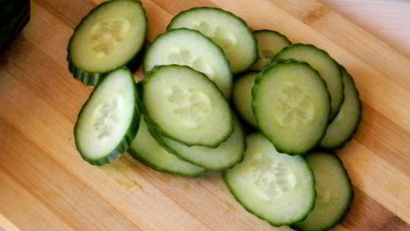 бутерброды с красной рыбой и огурцом