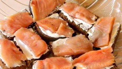 бутерброды с красной рыбой и огурцом