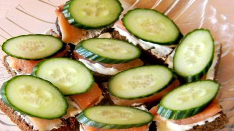 бутерброды с красной рыбой и огурцом