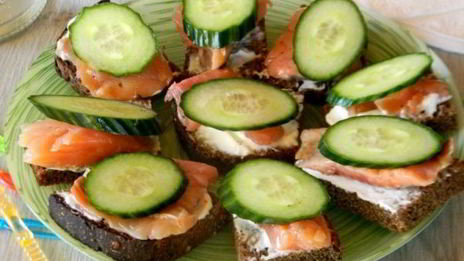 бутерброды с красной рыбой и огурцом