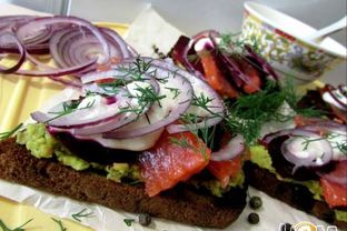 Бутерброды с лососем, свеклой и авокадо