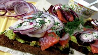 Бутерброды с лососем, свеклой и авокадо