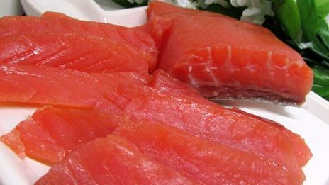 бутерброды с лососем, свеклой и авокадо