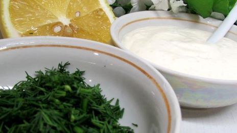 бутерброды с лососем, свеклой и авокадо