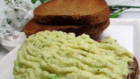 бутерброды с лососем, свеклой и авокадо