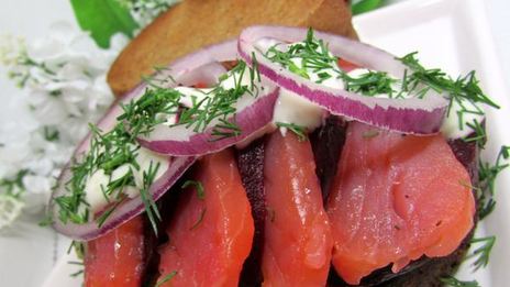 бутерброды с лососем, свеклой и авокадо