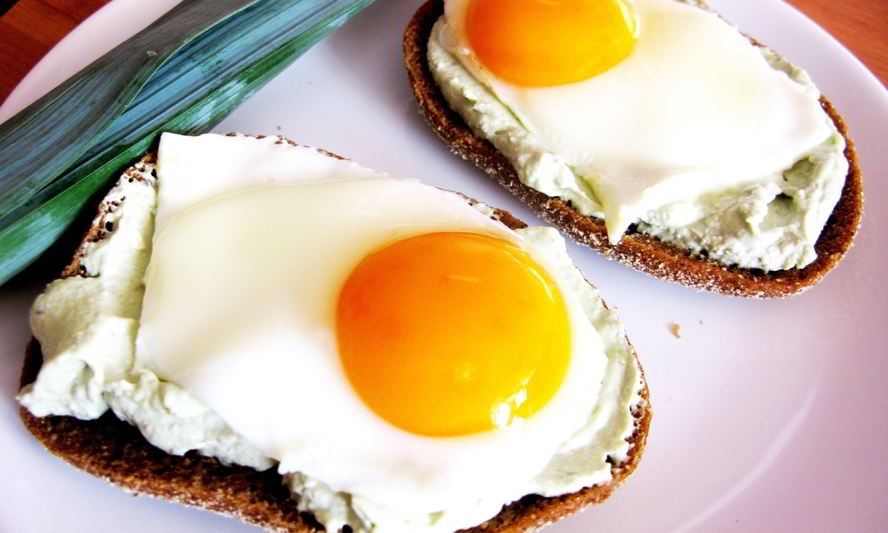 Рецепт бутерброды с пастой из авокадо и яичницей