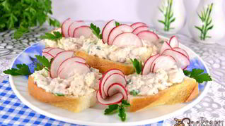 Бутерброды с пастой из редиса и плавленного сыра