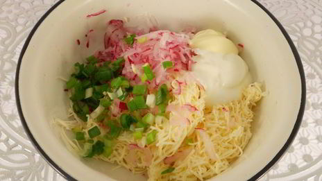 бутерброды с пастой из редиса и плавленного сыра