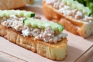 Бутерброды с печенью трески, огурцом, яйцами
