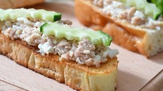 Бутерброды с печенью трески, огурцом, яйцами