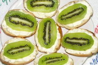 Бутерброды с сыром и киви