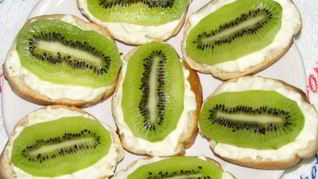 Бутерброды с сыром и киви