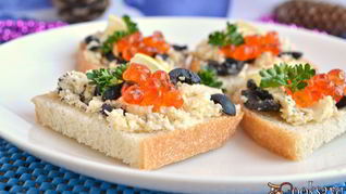 Бутерброды с сыром, оливками и красной икрой