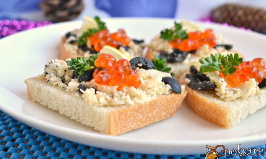 Рецепт бутерброды с сыром, оливками и красной икрой
