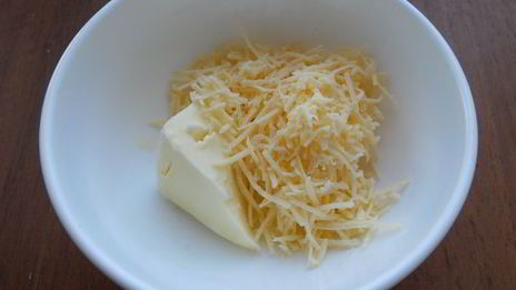 бутерброды с сыром, оливками и красной икрой