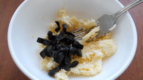 бутерброды с сыром, оливками и красной икрой