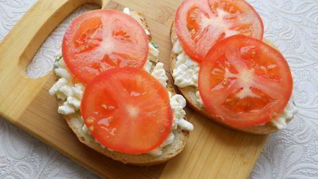 бутерброды с сыром, яйцом и помидорами