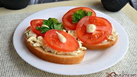 бутерброды с сыром, яйцом и помидорами