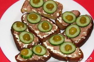 Бутерброды с тунцом и огурцом