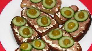 Бутерброды с тунцом и огурцом