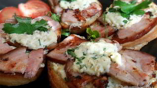 Бутерброды с жареной ветчиной, сыром и орехами