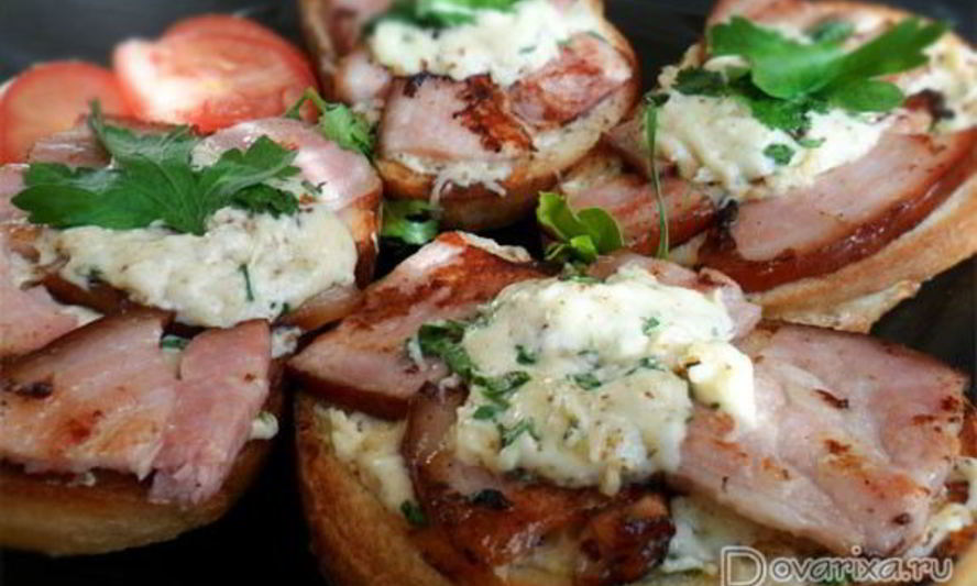 Рецепт бутерброды с жареной ветчиной, сыром и орехами