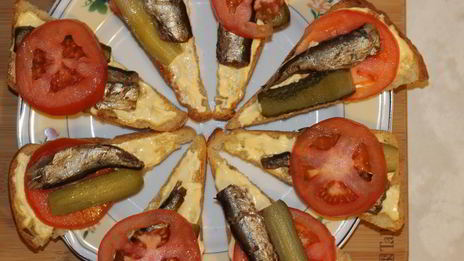 бутерброды со шпротами