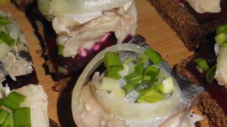 Бутерброды со скумбрией быстрого домашнего посола