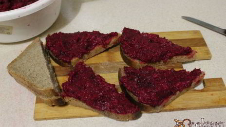 бутерброды со свекольно-селедочной намазкой