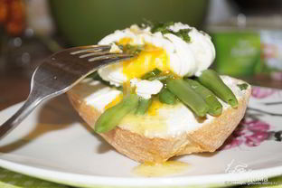 Датский бутерброд с фасолью и яйцом пашот