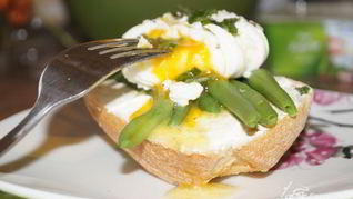 Датский бутерброд с фасолью и яйцом пашот