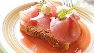 Датский бутерброд с лимонно-каперсовой намазкой