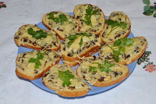 Горячие бутерброды с грибами и сыром в духовке