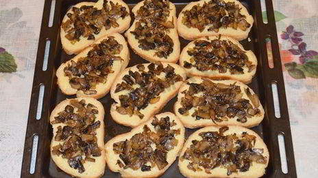 горячие бутерброды с грибами и сыром в духовке