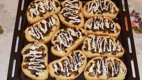 горячие бутерброды с грибами и сыром в духовке