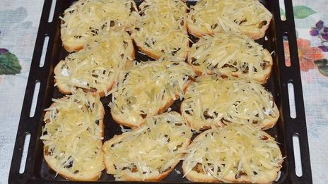 горячие бутерброды с грибами и сыром в духовке