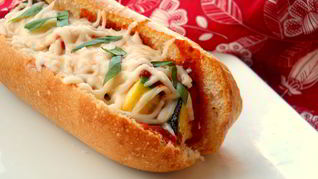 Горячие бутерброды с кабачком и моццареллой