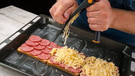 горячие бутерброды с колбасой и сыром