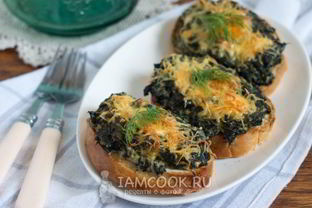 Горячие бутерброды с крапивой и сыром