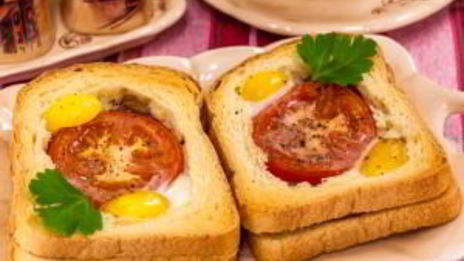 горячие бутерброды с окороком, помидорами и яйцами