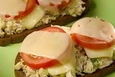 Горячие бутерброды с тунцом, сыром и помидорами