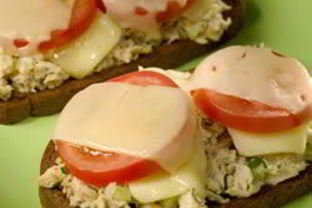 Горячие бутерброды с тунцом, сыром и помидорами