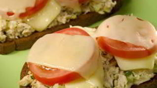 Горячие бутерброды с тунцом, сыром и помидорами