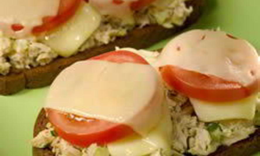 Рецепт горячие бутерброды с тунцом, сыром и помидорами