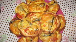 Горячие бутерброды со шпротами, помидором и сыром