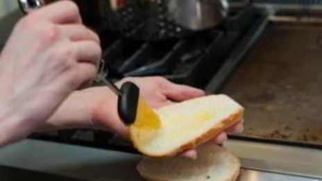 горячий бутерброд на сковороде